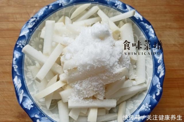 腌萝卜|奶奶教我的腌萝卜方法，无需一粒盐，酸甜又脆爽，2个小时就能吃