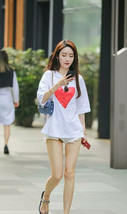 美女|美女灰色上衣搭配黑色纱裙,身材高挑,气质十足