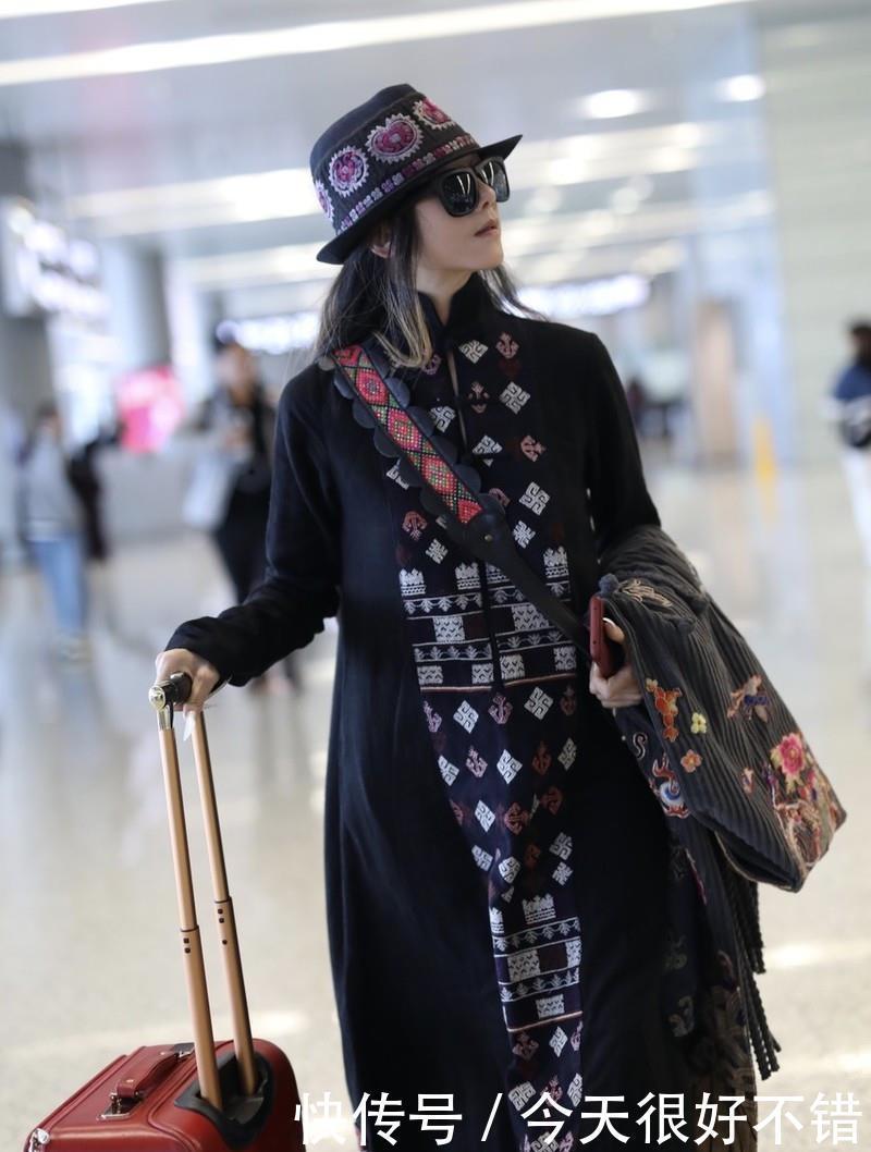 样子|杨丽萍一身刺绣装走机场,盘扣长裙气质出众,这才是艺术家的样子