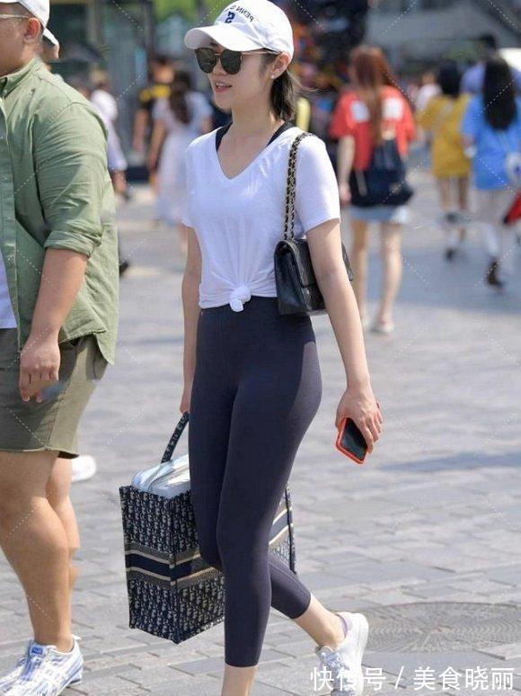 白色短袖|健美裤，搭配白色短袖衫，简约又美丽大方，清爽又耐看