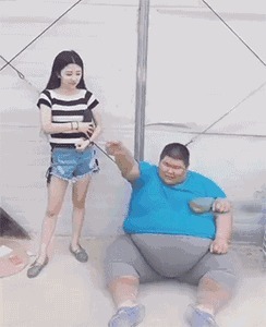 |GIF动图笑话:啥?你把电视弄坏了,看你妈回来怎么收拾你!