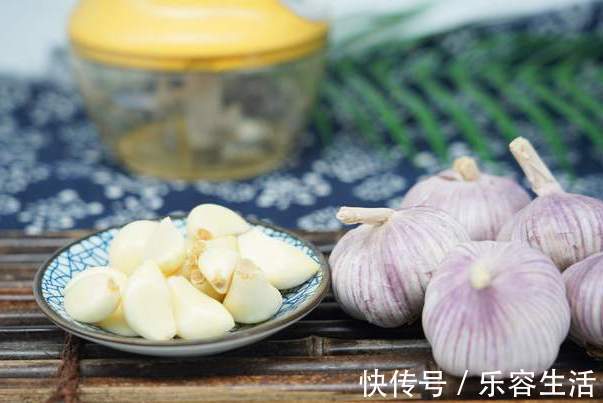 技巧|新蒜大量上市,教你2个保存技巧,趁着新鲜多买点,够吃一整年