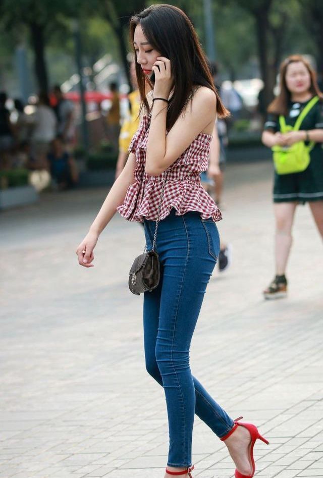 a6418 牛仔裤搭配打底上衣，充满时尚气息，尽显娇媚优雅的女人味