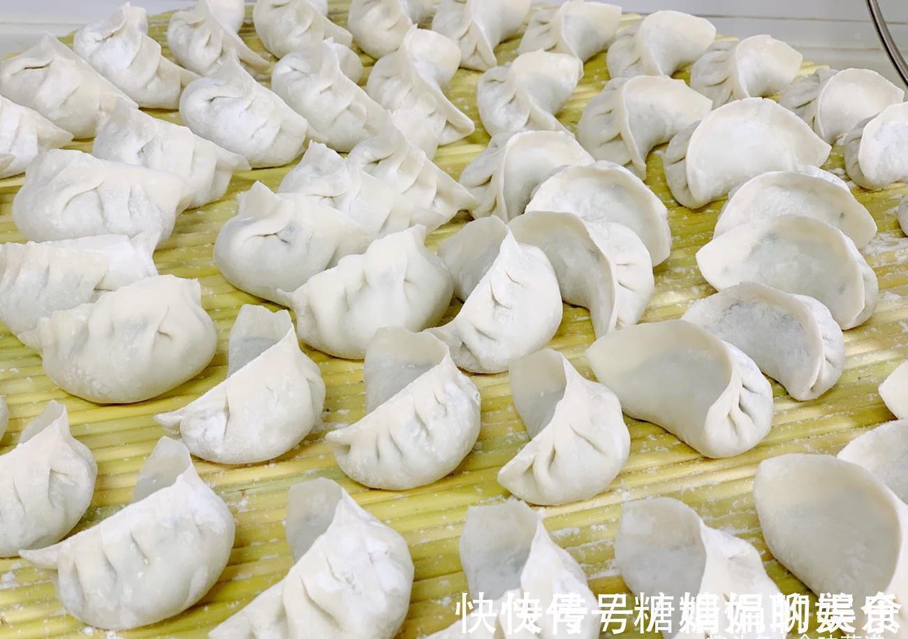 饺子皮|韭菜馅要怎么调才好吃?牢记“3不放”,饺子鲜嫩多汁,没有异味