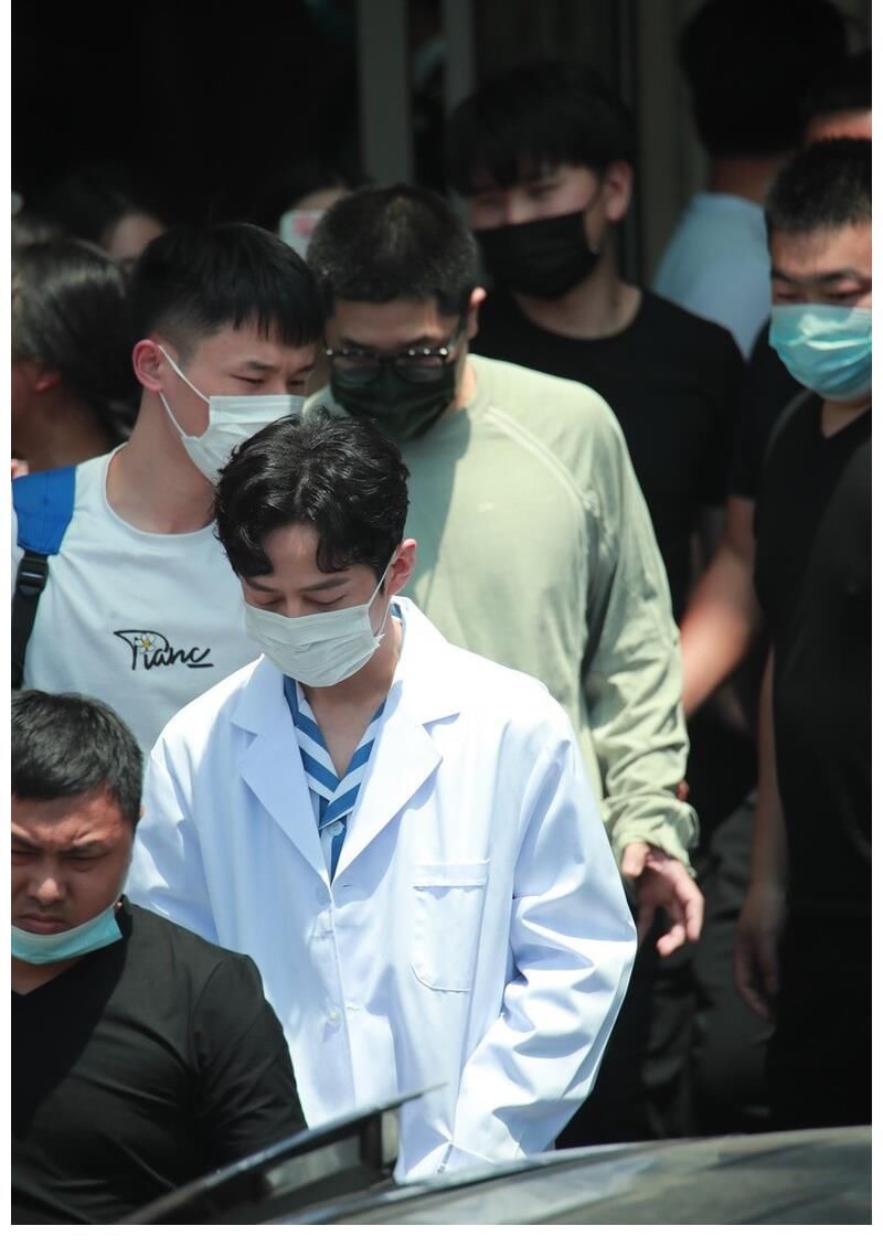 《你好星期六》首播,收视稳定第三,何炅还是灵魂人物