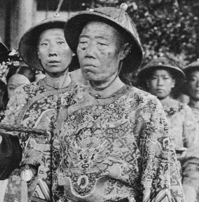 铁锤|大太监李莲英墓地无比坚固,报废三把铁锤才挖开,开棺后大家倒吸一口凉气