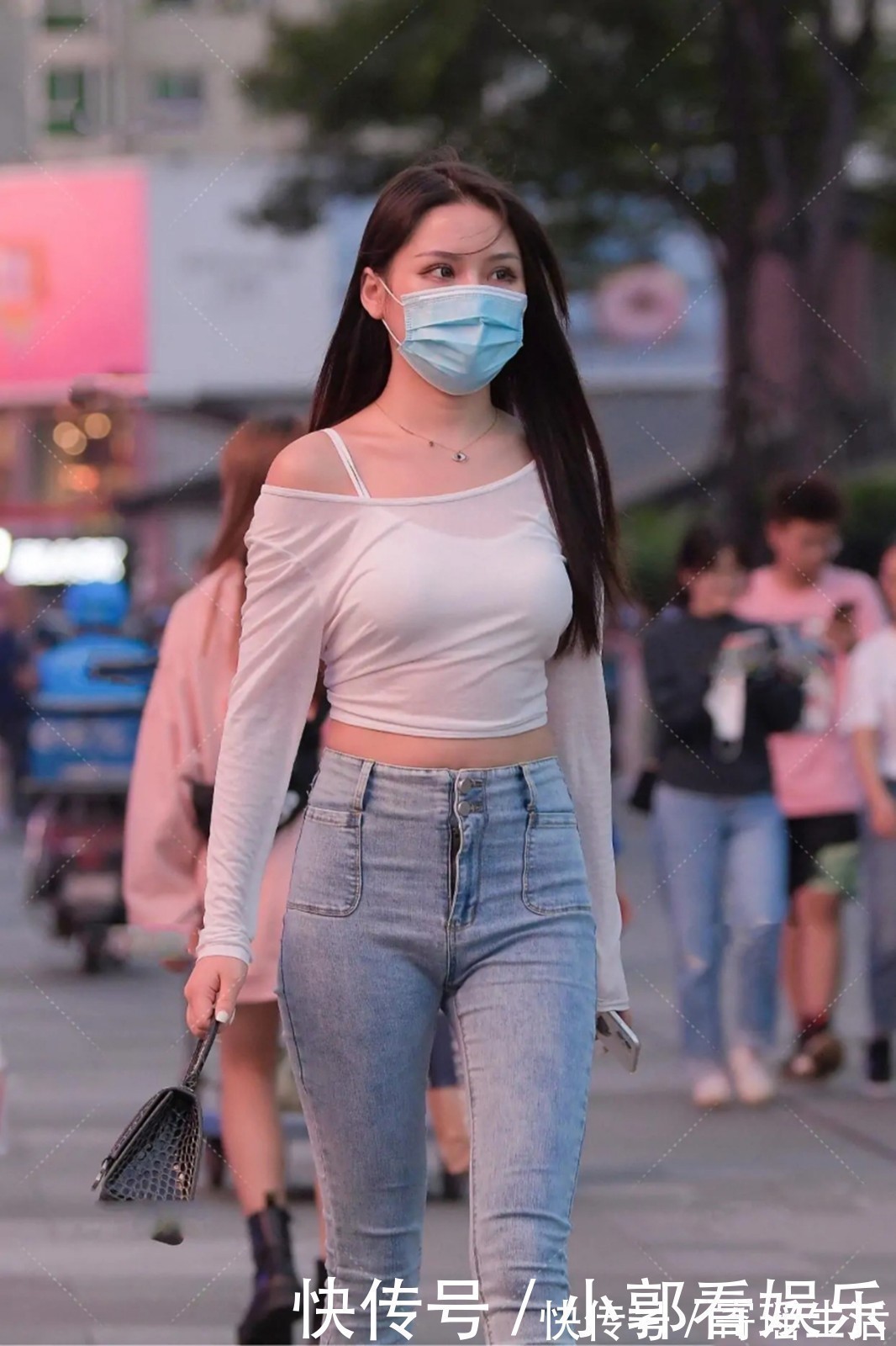 时尚 一字斜肩+牛仔裤穿搭,简单出众,轻松美出时尚感!