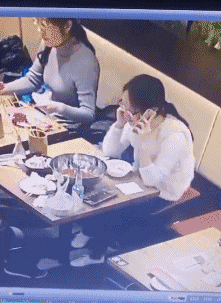 |搞笑GIF趣图：熊孩子把自己卡在小凳子里面，小姨却笑得好开心