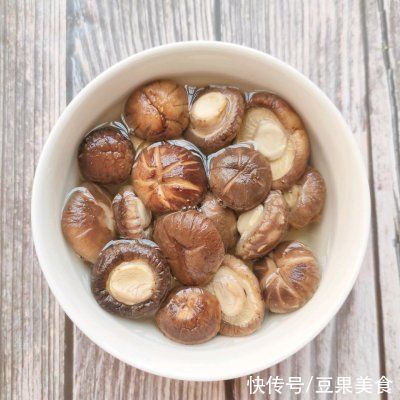 唇齿|排骨玉米菌菇汤一口下肚，唇齿留香