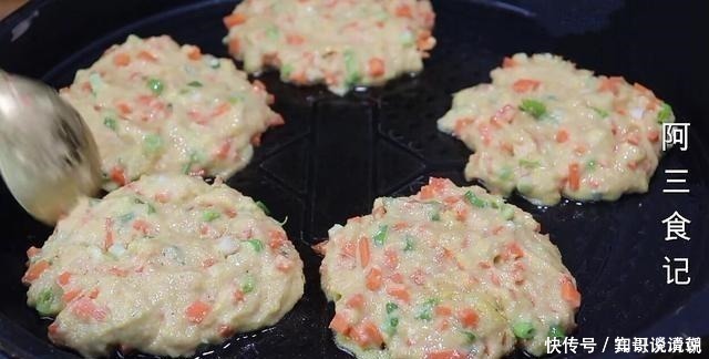 烙饼|玉米面里打2个鸡蛋，比吃肉还香，我家每次做一大盘，上桌就扫光