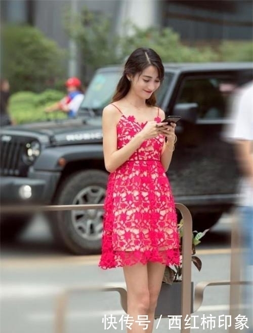 青春活力|街拍貌美肤白的小姐姐,秀出青春活力范,养眼又好看