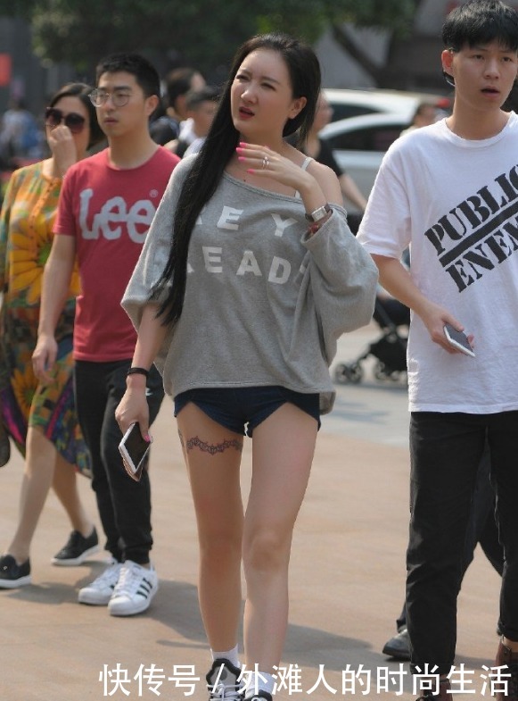 胳膊|美女穿成这样就不要抬胳膊了,大哥走路都变了