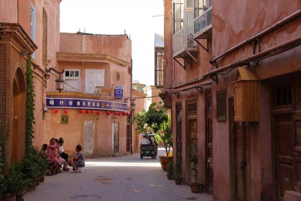 中国仅有的西域古城，是5A景区却住着12万人，游客能自由出入民居