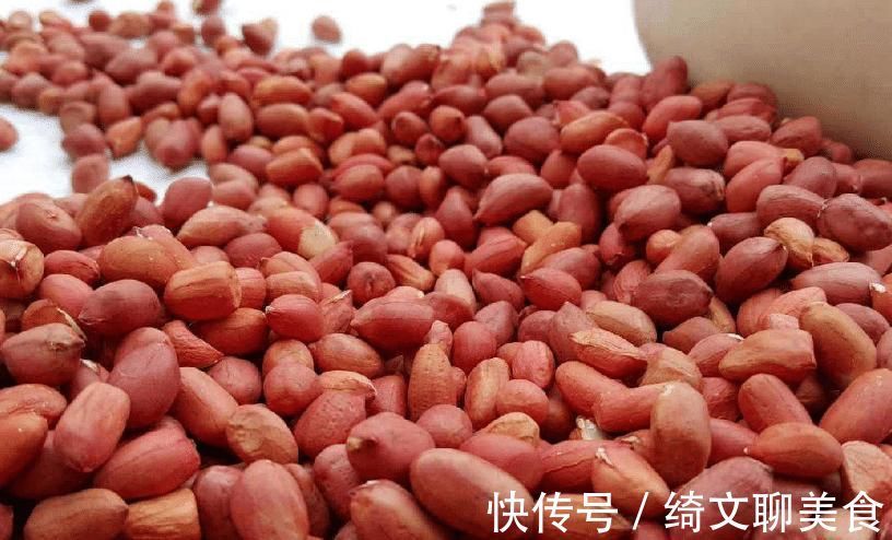 买花生时,挑红皮的还是白皮的?商贩说漏了嘴,以后别再乱买了