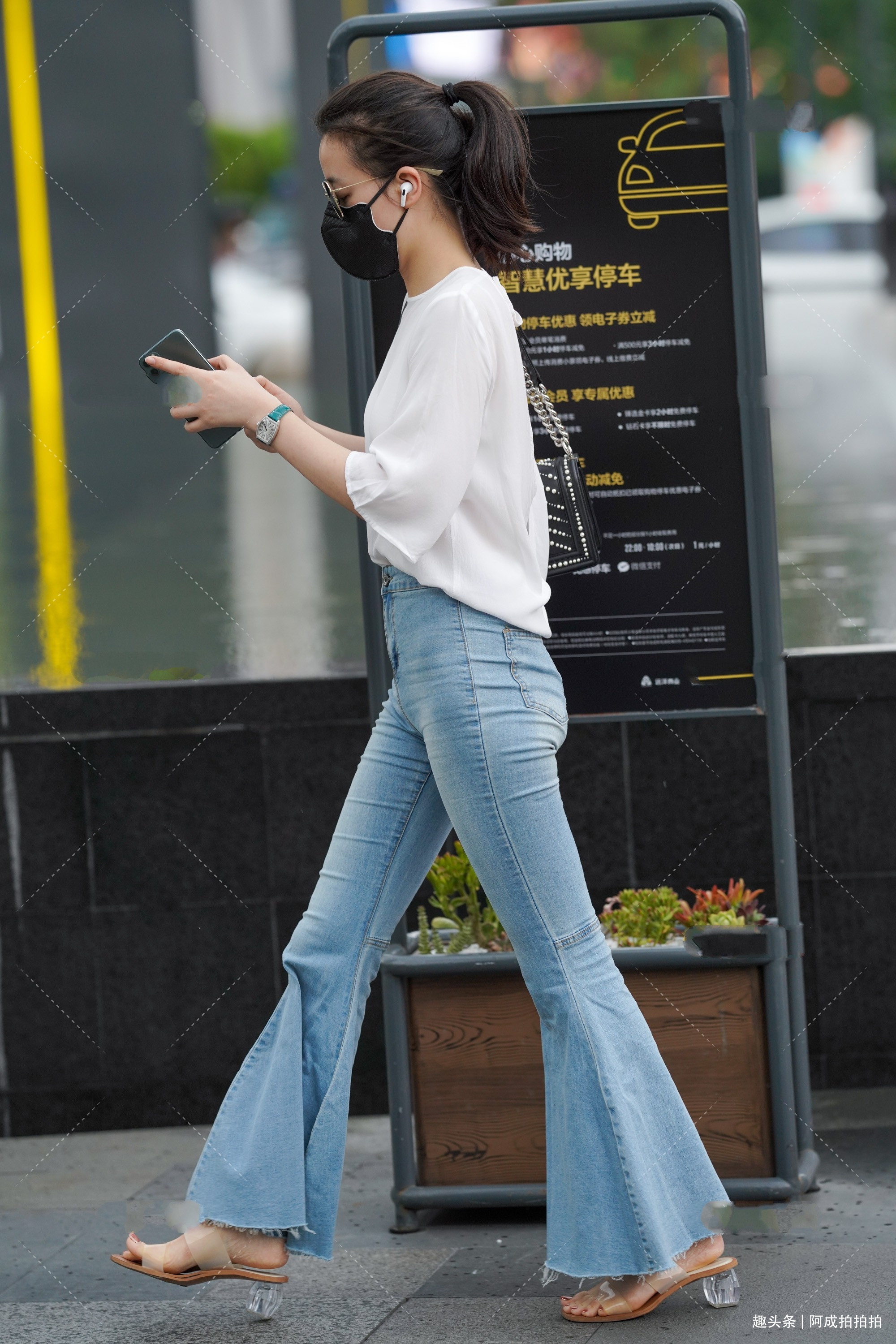 白色上衣 白色上衣搭配牛仔裤,简单大方又好看,时髦感十足