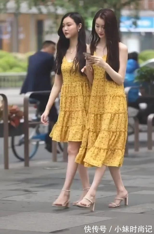长裙 街拍: 一对漂亮姐妹花, 黄色长裙黄色短裙, 走在街上格外亮眼!
