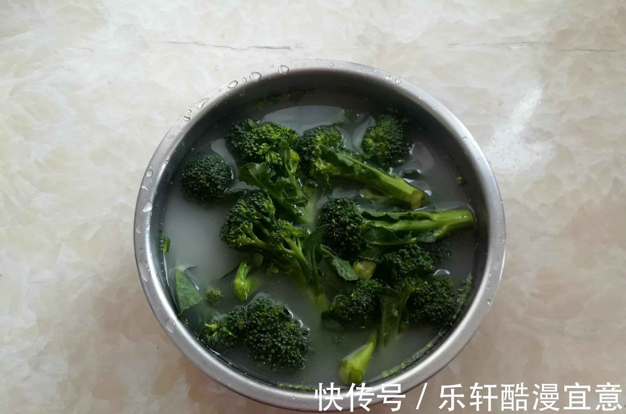 盆子|凉拌西兰花，最忌焯水，学个新做法，营养流失少，爽脆又入味