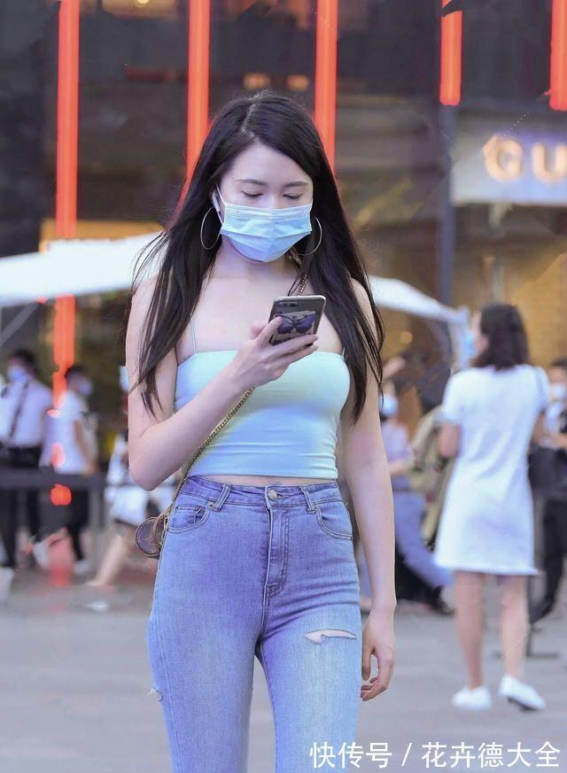 高跟鞋 美女脚上一双绿色的铆钉的设计的尖头高跟鞋,显得十分精致与时尚