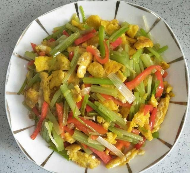 香芹炒鸡蛋,入口充满了香味,很嫩,大人小孩都喜欢