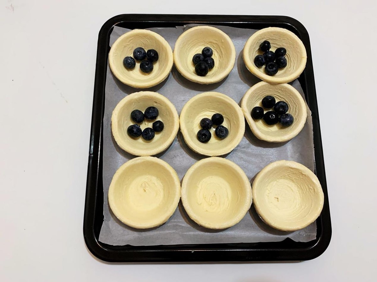 用蓝莓做一份蛋挞吃,每个都酸酸甜甜,香甜可口