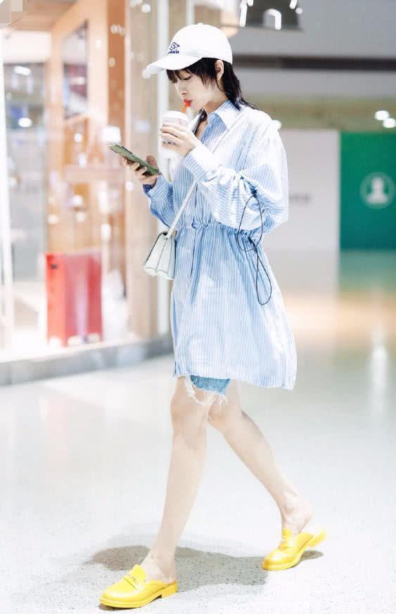 搭配|街拍小姐姐一件黑色的短款体恤搭配白色的短裤,少女感十足