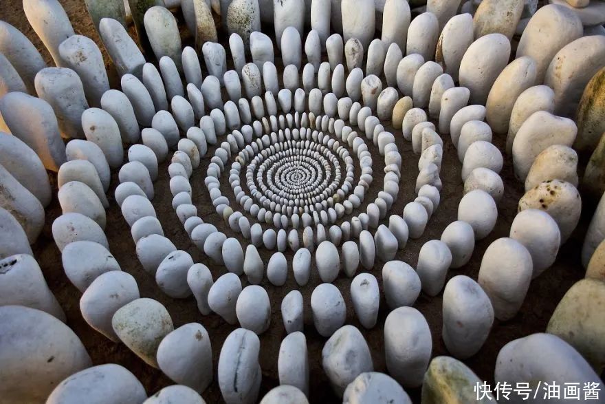 詹姆斯|艺术家用石头和树叶“作画”,网友直呼:太解压,治愈强迫症