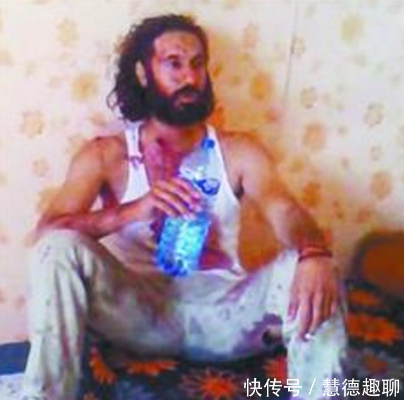 叛军|卡扎菲最血性的儿子,被俘后抽烟喝水藐视叛军,最后从容赴死