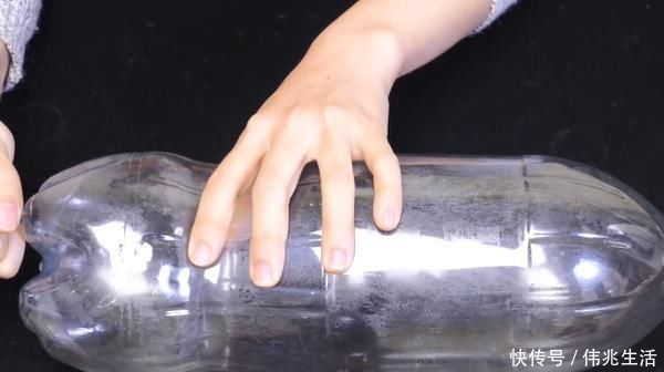 大号塑料瓶不要扔,在瓶底穿2根绳子太厉害了,家家户户都需要