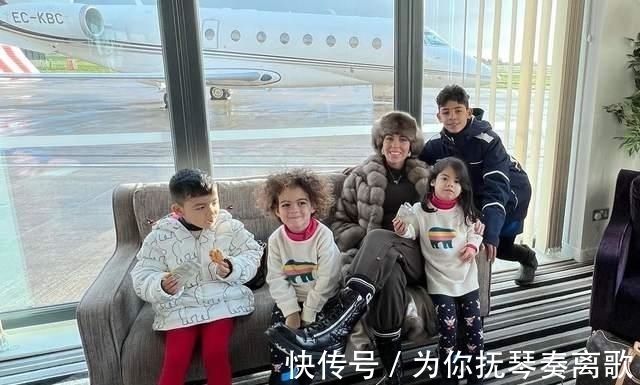 迷你罗|奢侈!C罗未婚妻去北极过圣诞,貂皮大衣抢镜,迷你罗帮着带娃