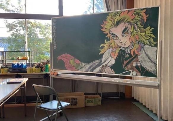 我妻善逸|美术老师用落叶“画”出《鬼灭》,黑板画堪称一绝,这都可以?