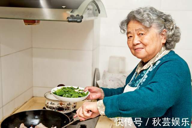 丈夫|过来人亲身经历别让亲妈过来伺候月子,这两个人更合适