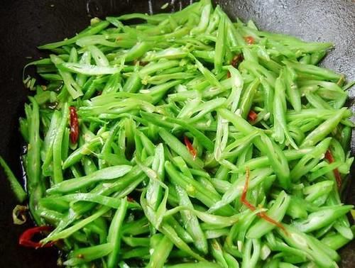 美食优选：蜜汁叉烧肉，叉烧饭，炒豆角丝，干锅鲍鱼鸡的做法