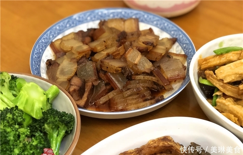  周日在亲戚家聚餐，亲戚做了六款客家菜，大家吃得尽兴又满足