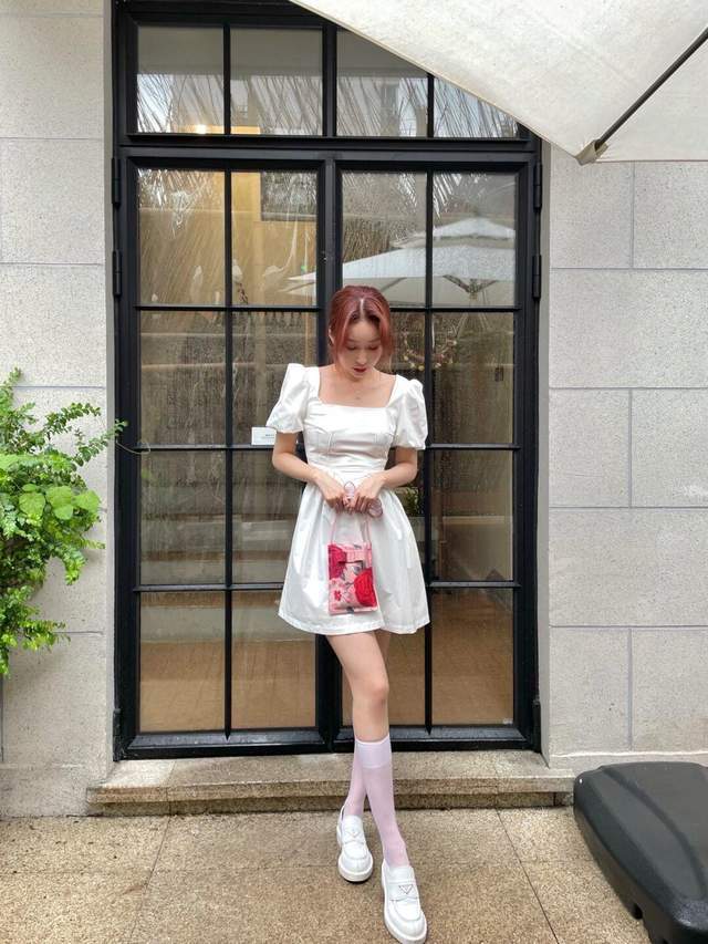 穿搭|秋天,穿上白色的初恋连衣裙,秒变白月光,正适合约会穿