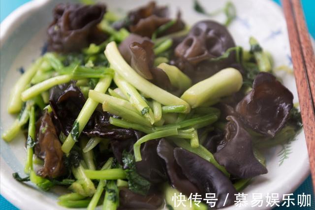 木耳|炒木耳，总是炸锅溅油，学会一个小技巧，轻松解决此问题，很实用