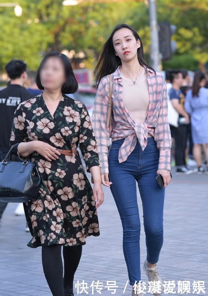 美女魔鬼般身材，牛仔裤紧致的效果大方得体