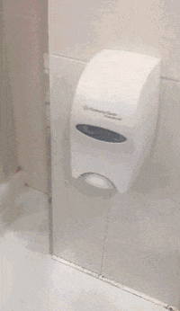 |搞笑GIF:高空翻栏杆还穿高跟鞋???