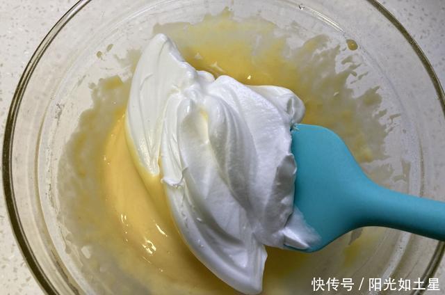 二个鸡蛋一勺面粉这样做，香软酥脆，入口即化，一口一个真过瘾