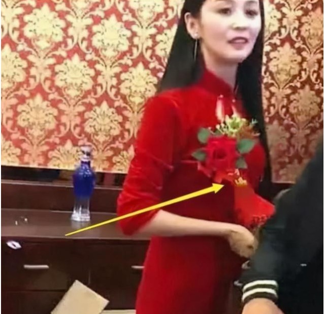 高颜值|“高颜值婆婆”走红,婚礼上抢尽风头惹争议,网友:到底谁结婚?