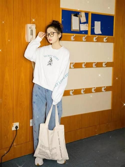 白色的衬衫搭配上百褶裙，搭配出一种学院风的感觉，可甜可盐