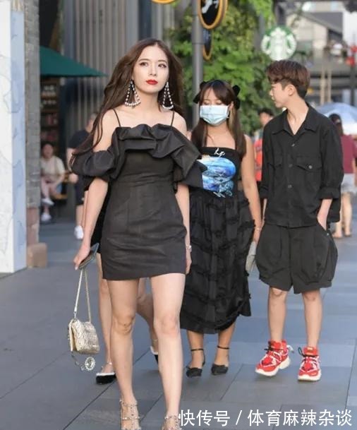 女生们 高贵典雅的服饰搭配,时尚与气质并存,彰显迷人姿态