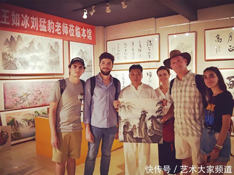 墨忠虎一一刘猛豹中国水墨工笔榕树创始人作品鉴赏