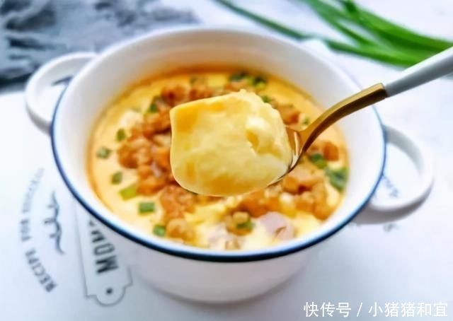 蒸鸡蛋羹用热水还是冷水?教你一招,蒸出来的像豆腐一样无蜂窝