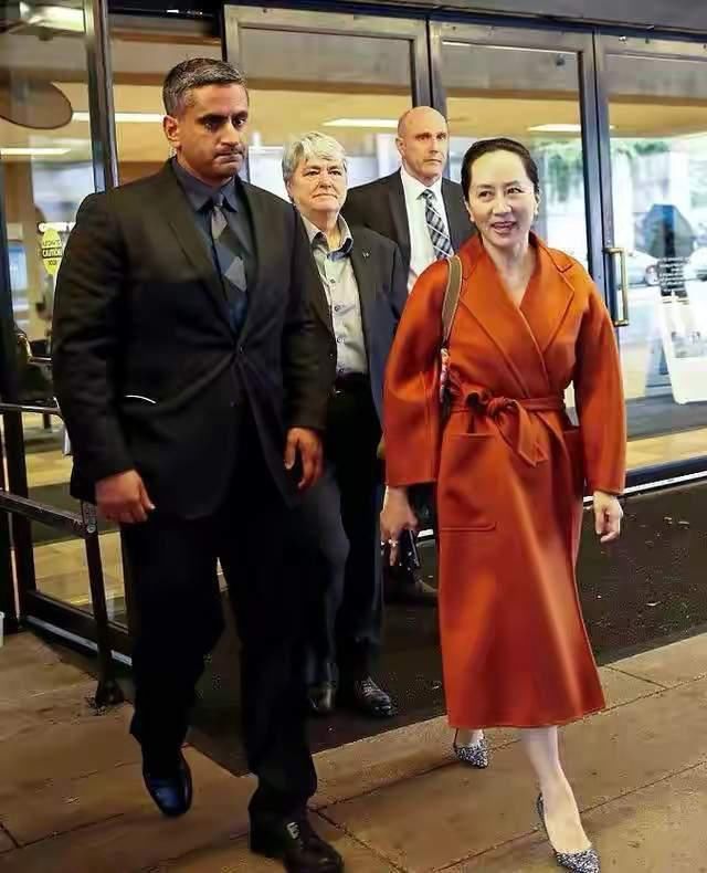 选择|孟晚舟从容出庭,穿焦糖色“浴袍”大衣知性优雅,美得高级大气