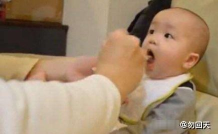 小脚|奶爸给孩子喂饭，妈妈不放心进来查岗，看完笑的直不起腰