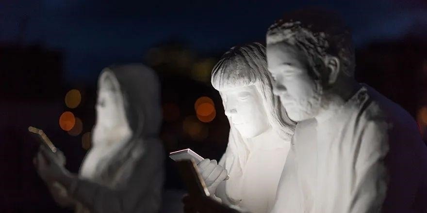 lucas&这位雕塑家的一个作品,让看到的人,戒掉对手机的依赖