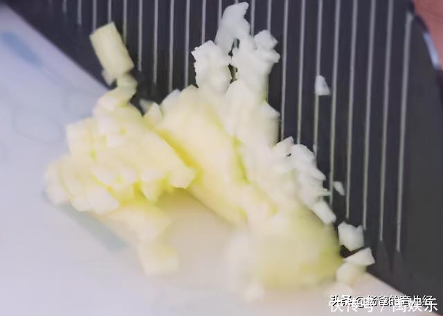 用2个苹果做一款早餐糯米饼,香甜营养,美味好吃,孩子特喜欢