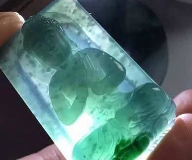  蓝水翡翠|小万淘来的原石，一刀下去惨不忍睹，货主却哭笑不得