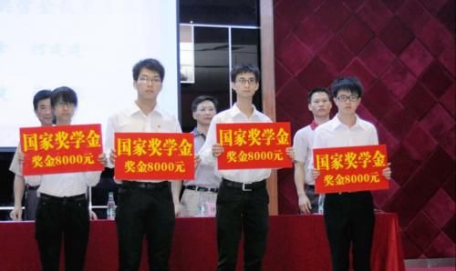 爸爸妈妈|培养一个大学生4年，需花13万是真的吗？大学生：感谢爸爸妈妈