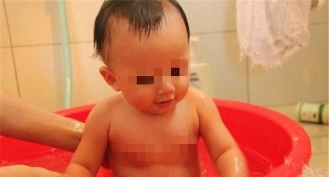 保姆|3岁孩子抗拒洗澡,医院检查表示没毛病,宝妈查看监控才了解真相